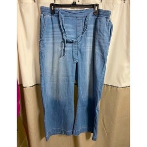 Levi’s jeans, size 18, very cute and comfy.